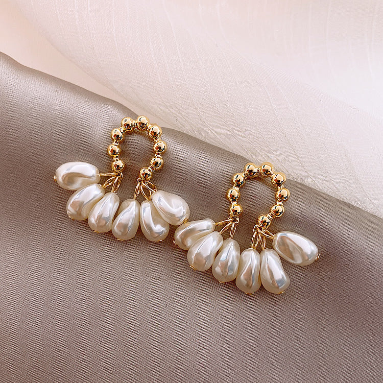Bonnie baroque pearl earrings, detail of the pearl fan