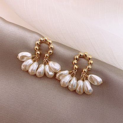 Bonnie baroque pearl earrings, detail of the pearl fan